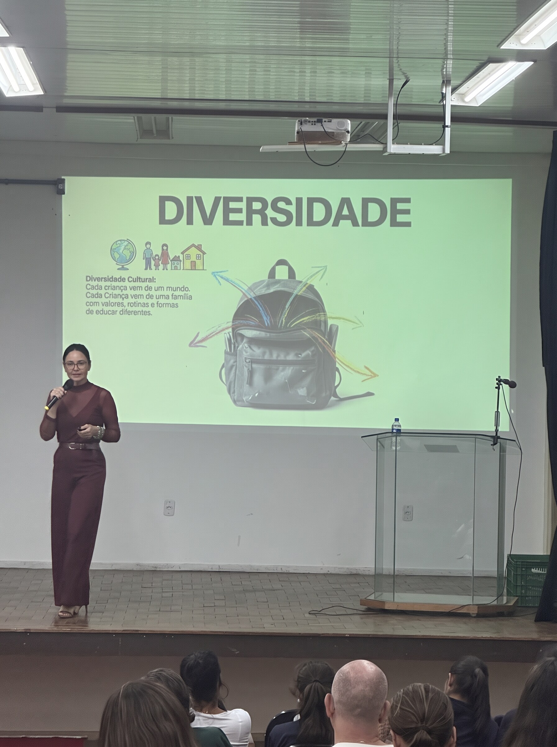 Michelle Rocha palestrando sobre diversidade para uma plateia